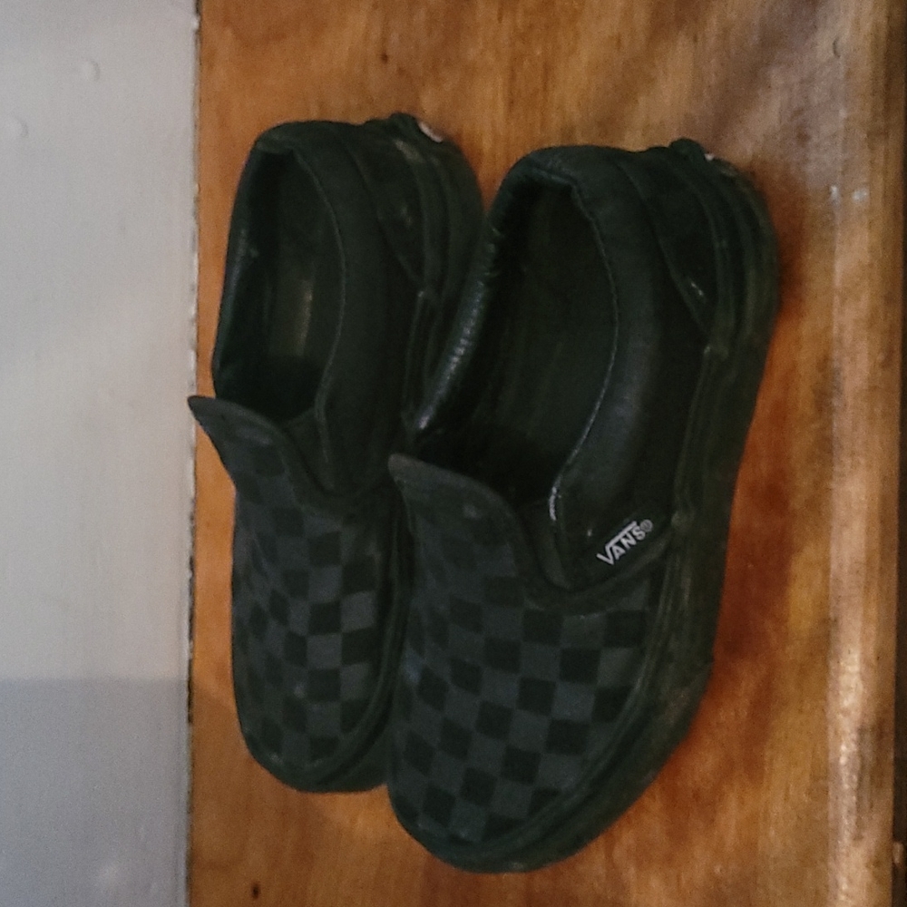 Van slides black reflective check pattern.